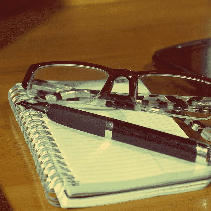 Cahier, crayon, lunette et telephone